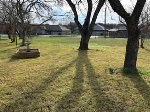 109 Broadmoor Dr in Fredericksburg, TX - Foto de edificio - Building Photo