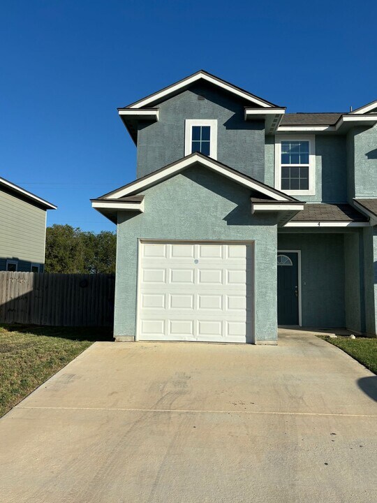 8327 Breezy Cv in Selma, TX - Building Photo
