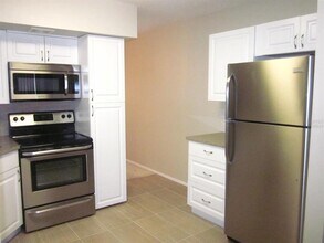 2456 Ecuadorian Way in Clearwater, FL - Building Photo - Building Photo