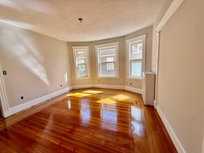 112 College Ave, Unit 1 in Medford, MA - Building Photo - Building Photo