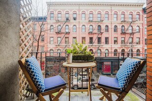 328 W 11th St in New York, NY - Building Photo