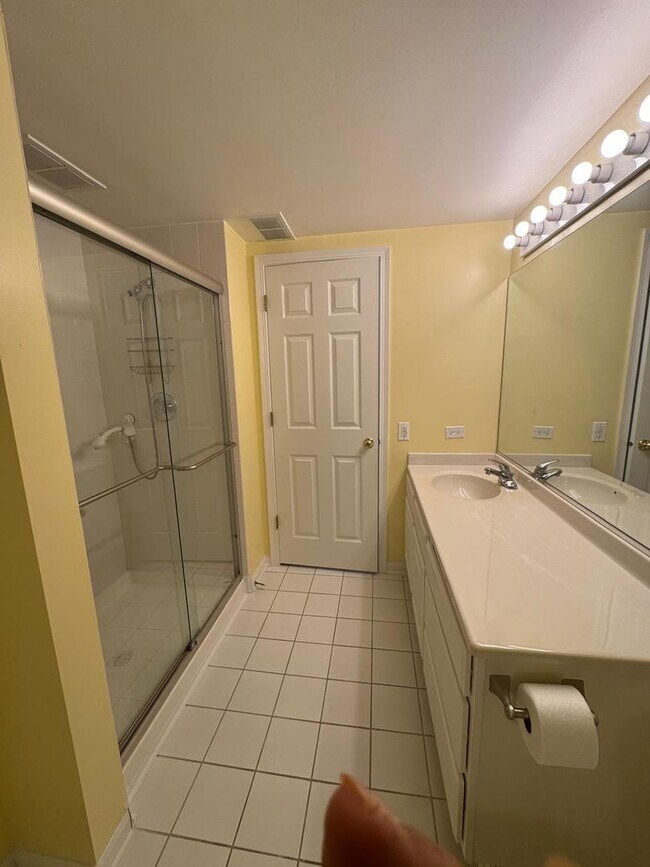 2020 St Regis Dr in Lombard, IL - Building Photo - Building Photo