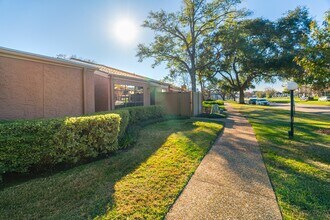 2445 Briarwest Blvd in Houston, TX - Building Photo - Building Photo
