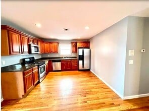 468 John F. Kennedy Blvd, Unit 2 in Bayonne, NJ - Foto de edificio - Building Photo