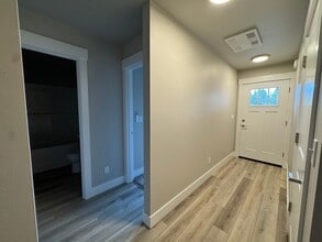 136 Donald Trump Ln in Roseburg, OR - Building Photo - Building Photo