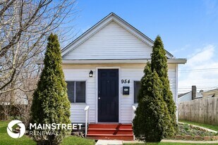 954 S 8th St in Noblesville, IN - Building Photo