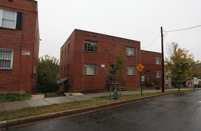 4221 Brooks St NE in Washington, DC - Foto de edificio - Building Photo