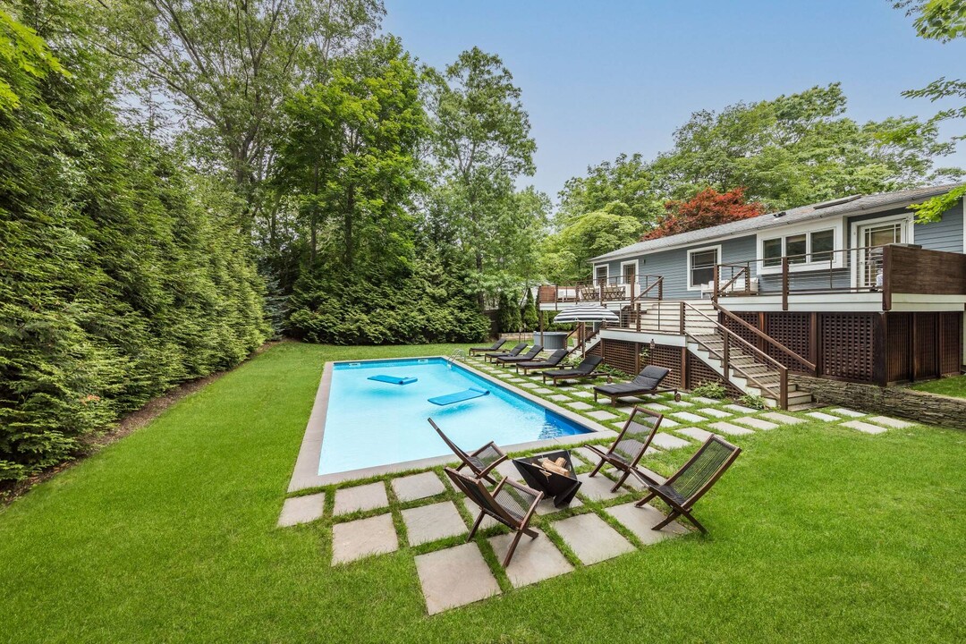 21 Hillside Dr W in Sag Harbor, NY - Building Photo