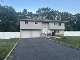 8 Maryanne Ave in Port Jefferson Station, NY - Building Photo