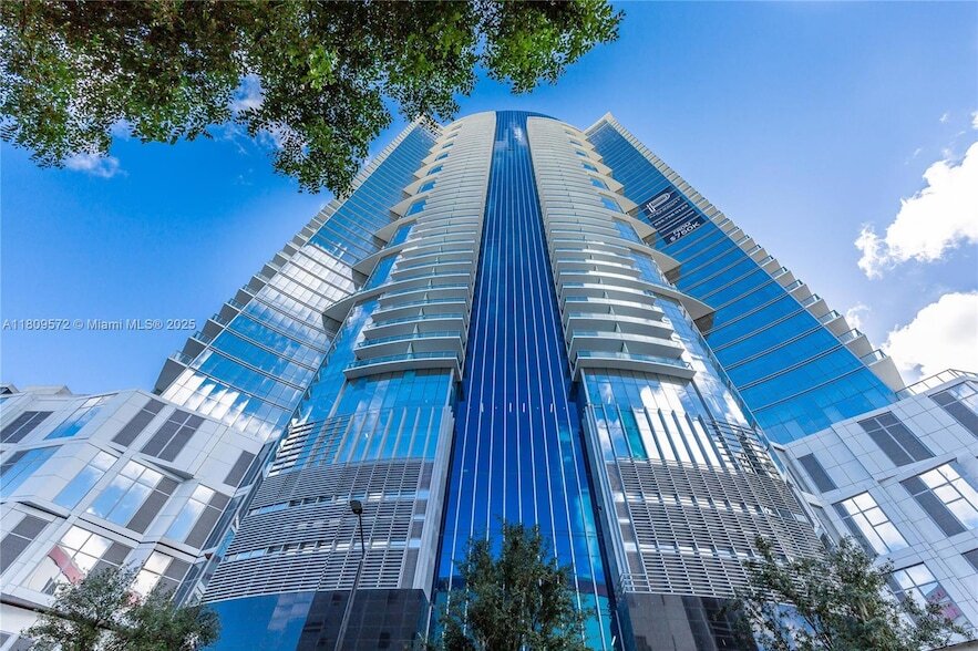 851 NE 1st Ave, Unit 3410 in Miami, FL - Building Photo
