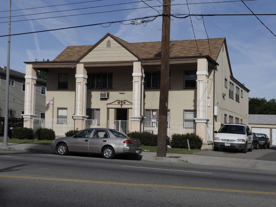 13351 Vanowen St in Van Nuys, CA - Building Photo