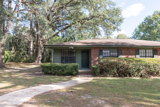 2417a Fred Smith Rd in Tallahassee, FL - Foto de edificio - Building Photo