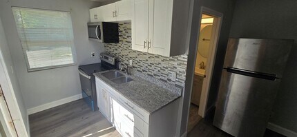 3832 46th Ave N in St. Petersburg, FL - Foto de edificio - Building Photo