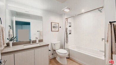 700 S Manhattan Pl in Los Angeles, CA - Building Photo - Building Photo