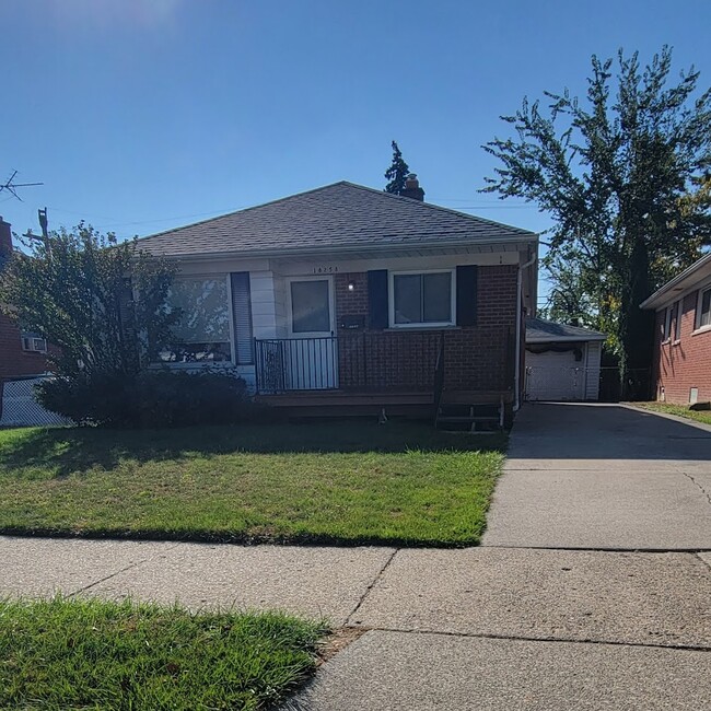 18258 Curtain Ave in Eastpointe, MI - Building Photo - Building Photo