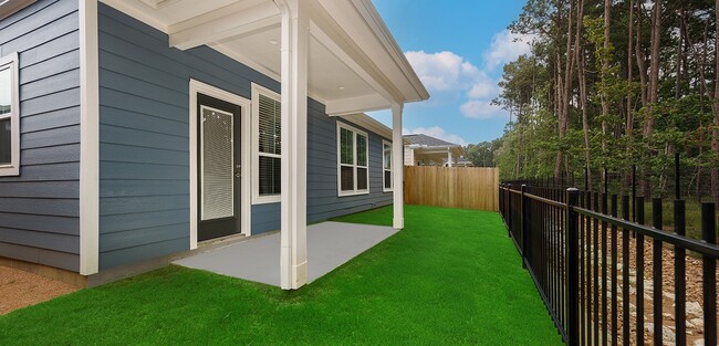 Cottage Living in Conroe, TX - Building Photo - Building Photo