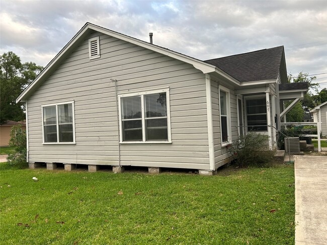 property at 607 E Pearce St