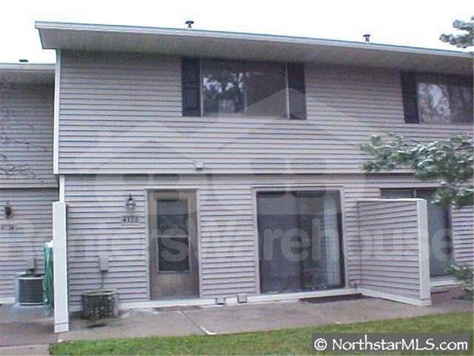 4326 Chatsworth St N in Shoreview, MN - Building Photo