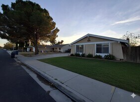 44315 Gingham Ave in Lancaster, CA - Building Photo