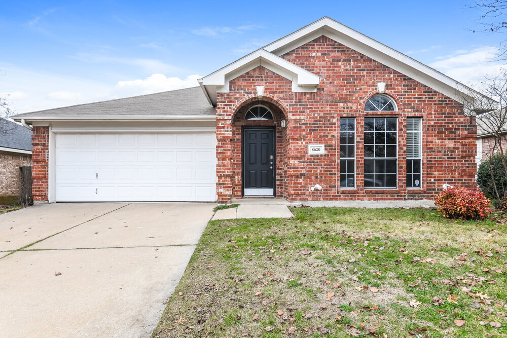 8620 Garden Springs Dr in Fort Worth, TX - Building Photo