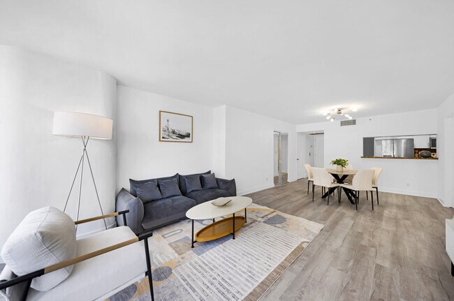 1717 N Bayshore Dr in Miami, FL - Building Photo - Building Photo