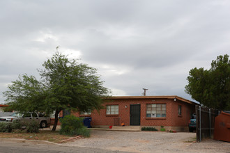 4732 E First St in Tucson, AZ - Foto de edificio - Building Photo