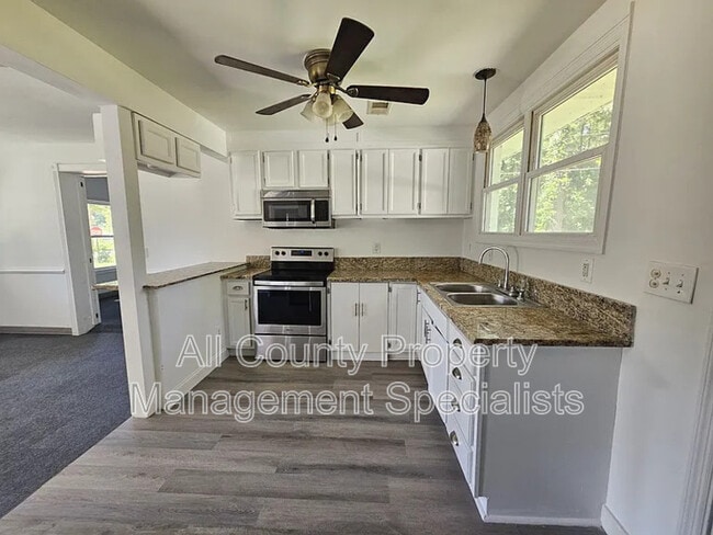 1301 Pineview Dr in Columbia, SC - Building Photo - Building Photo