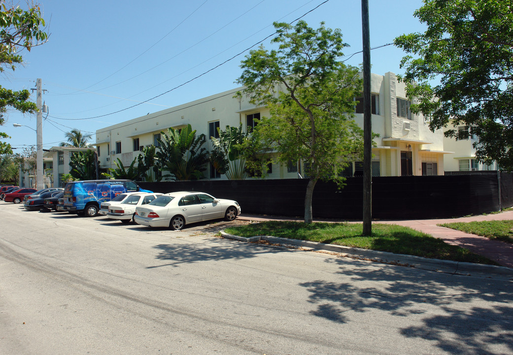 1021 Bay Dr in Miami Beach, FL - Foto de edificio