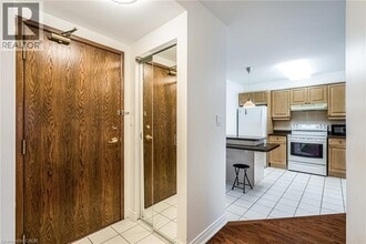 1276 Maple Crossing Blvd in Burlington, ON - Building Photo - Building Photo