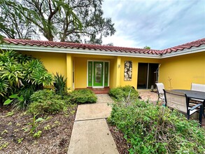 1883 Riviera Cir in Sarasota, FL - Foto de edificio - Building Photo