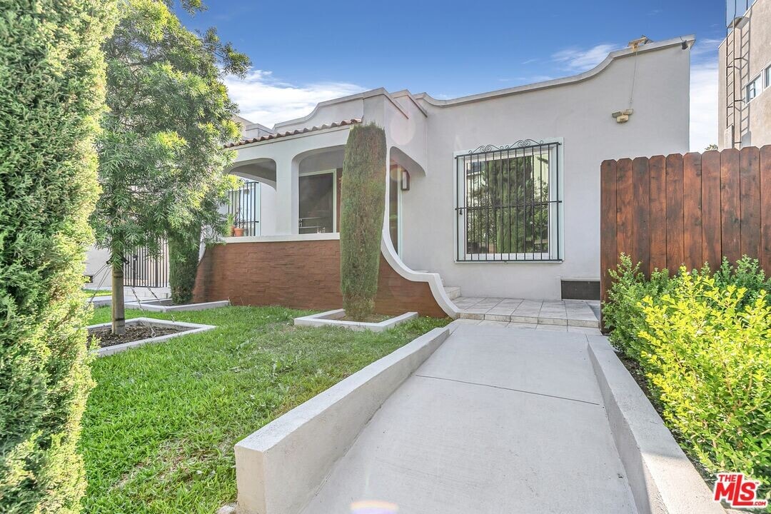 123 N Reno St in Los Angeles, CA - Building Photo