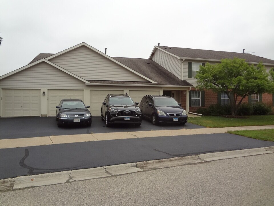 1127 N Red Oak Cir in Round Lake Beach, IL - Building Photo