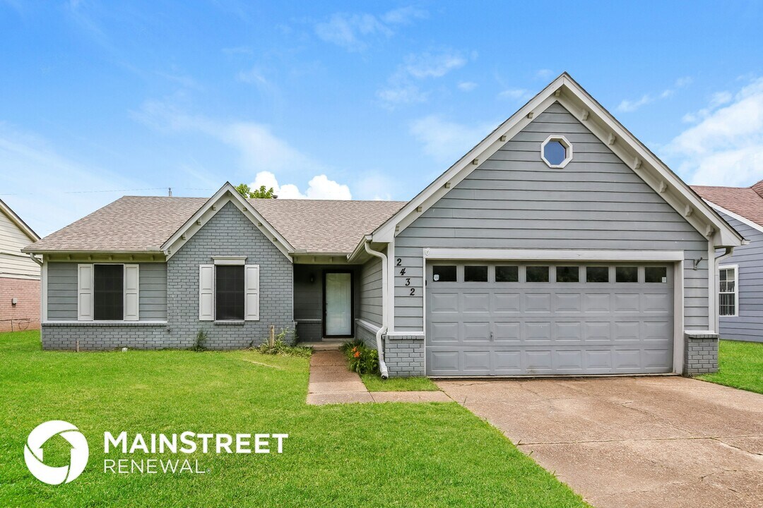 2432 Country Trail Dr in Memphis, TN - Foto de edificio