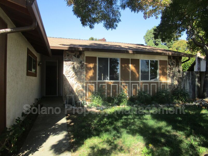 110 Oxford Ct in Vacaville, CA - Building Photo