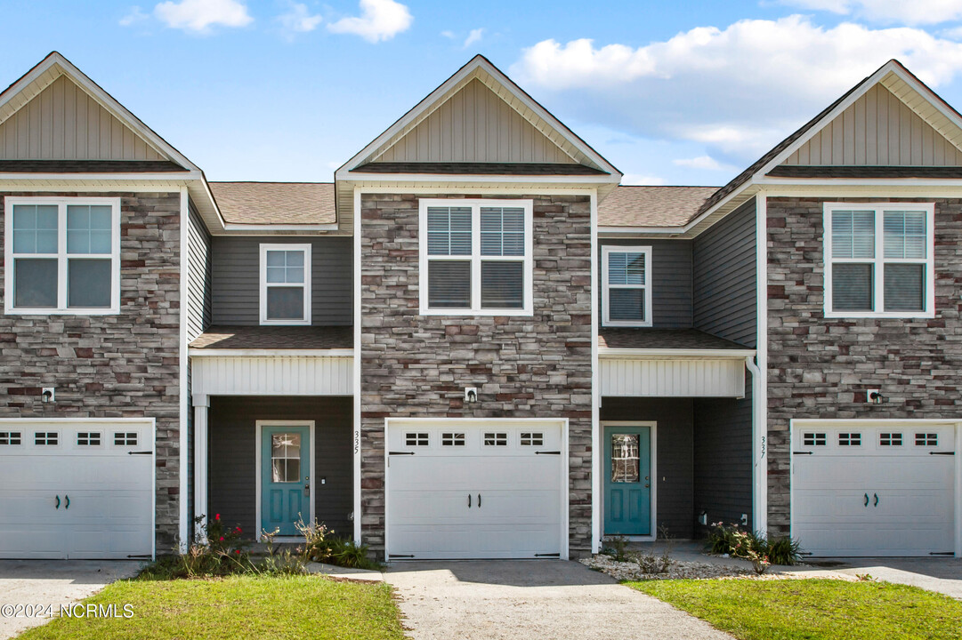 335 S Stingray Ln in Sneads Ferry, NC - Building Photo