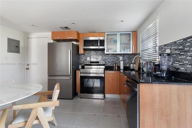 1050 7th St, Unit 1050-3 in Miami Beach, FL - Foto de edificio - Building Photo