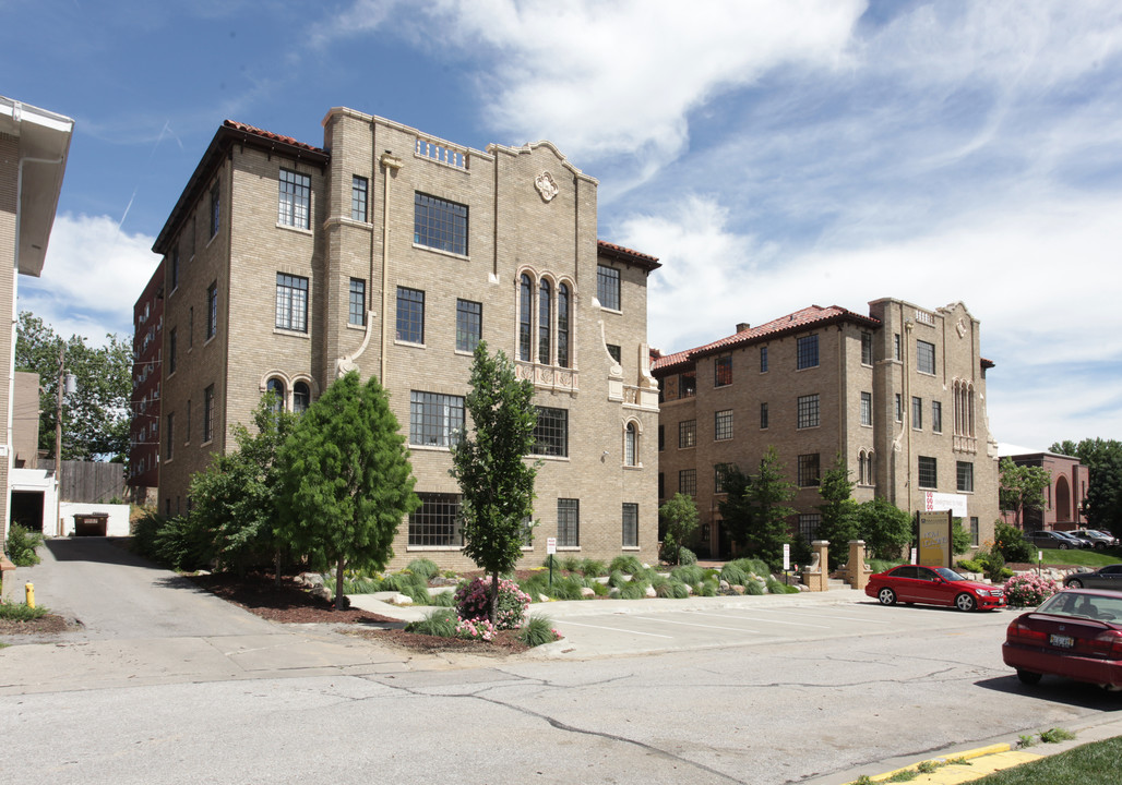 Ambassador Apartments in Dundee in Omaha, NE - Building Photo