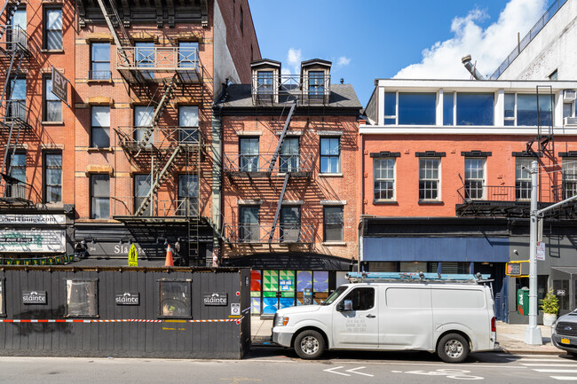 298 Elizabeth St in New York, NY - Foto de edificio - Building Photo