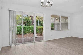 7054 Ambrosia Ln in Naples, FL - Foto de edificio - Building Photo