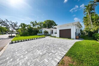 1260 99th St in Bay Harbor Islands, FL - Foto de edificio - Building Photo