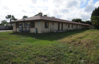 1111 Loxahatchee Dr in West Palm Beach, FL - Building Photo - Building Photo