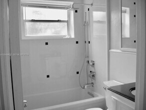 2140 NE 180th St in North Miami Beach, FL - Building Photo - Building Photo