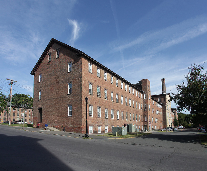 Ogden Mills Apartments in Cohoes, NY - Foto de edificio