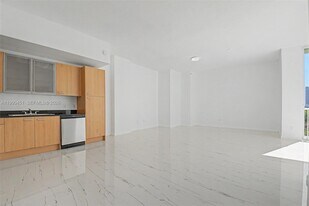 1350 NW 8th Ct in Miami, FL - Building Photo