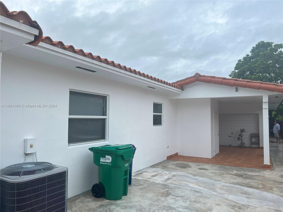 8883 SW 27th St in Miami, FL - Building Photo