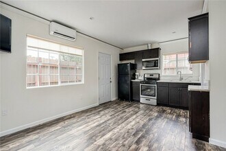 19308 Calvert St in Los Angeles, CA - Foto de edificio - Building Photo