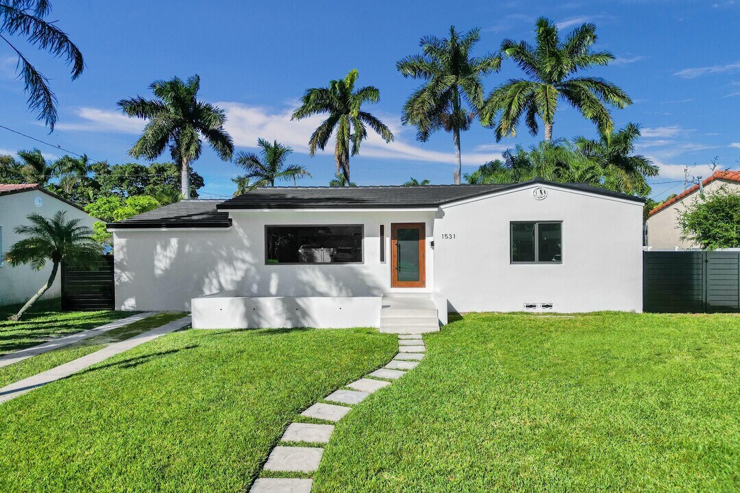 1531 Mayo St in Hollywood, FL - Foto de edificio