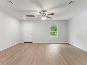 304 N Orange St in Sweeny, TX - Building Photo - Building Photo