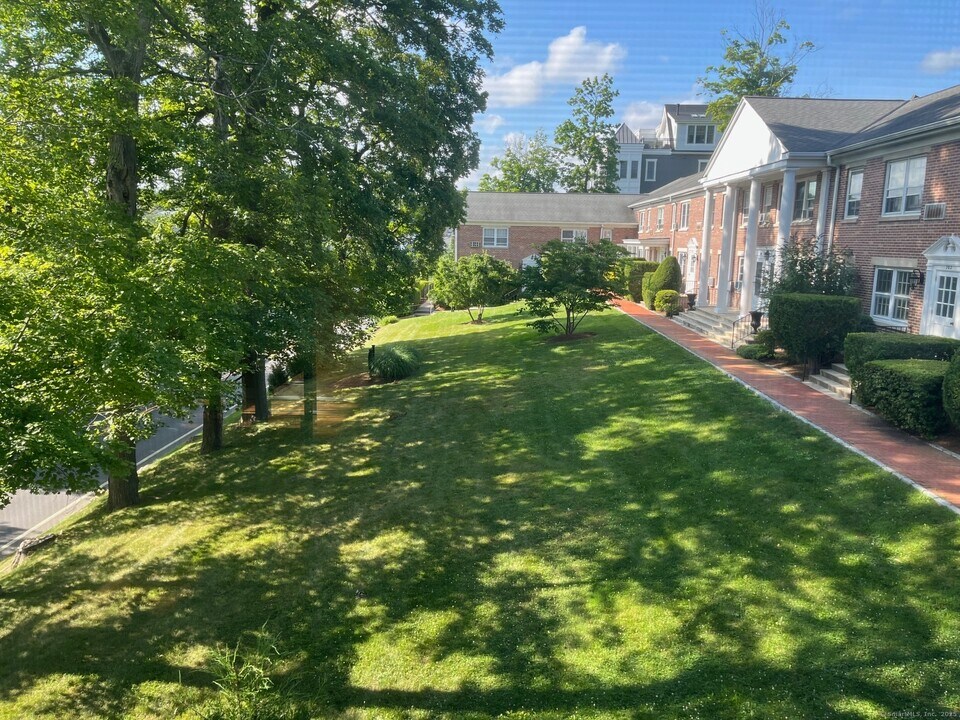 208 Park St in New Canaan, CT - Building Photo
