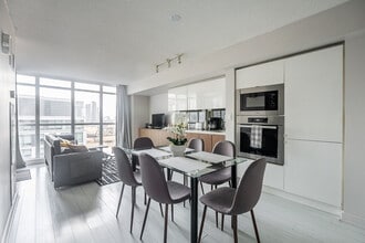 15 Iceboat Terr in Toronto, ON - Building Photo - Building Photo